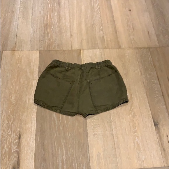 Loose fitting, army green shorts - Picture 4 of 4